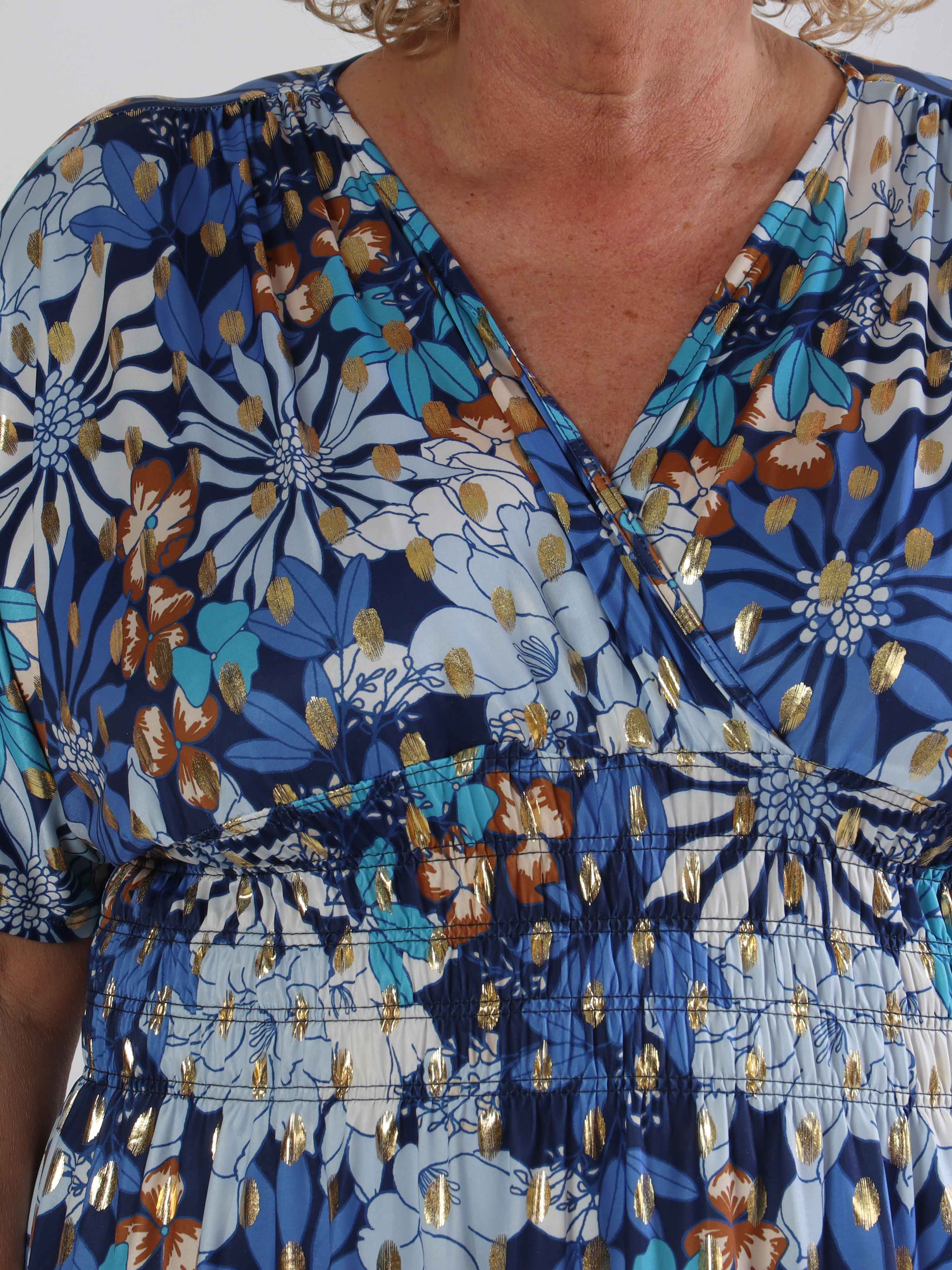 Pams Bloomfall Short - Elastisk plus size kjole med blomstermotiver og guld dutter